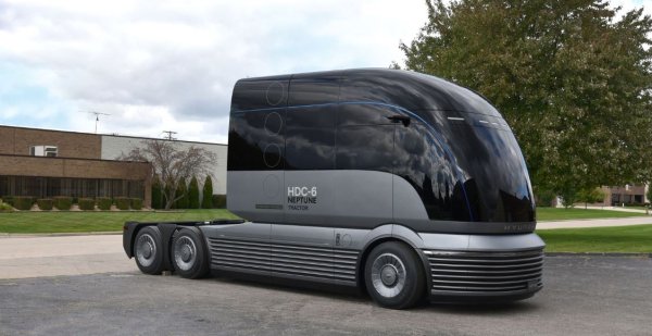 Автомобилистите познават марката Hyundai като производител на автомобили и кросоувъри, но тази компания е добре известна и със своите търговски превозни средства - по-специално с леките и среднотежки камиони. И през 2019 г. на изложението в Атланта е представен влекачът за дълги разстояния HDC-6 NEPTUNE - визията на компанията за бъдещето на товарните превози в САЩ и извън тях.
Според главния дизайнер на Hyundai Люк Донкерволке, използването на система с водородни горивни клетки позволява на компанията да хвърли поглед върху оформлението на камиона, както и да повиши товароносимостта му до максималното ниво според американската класификация.
